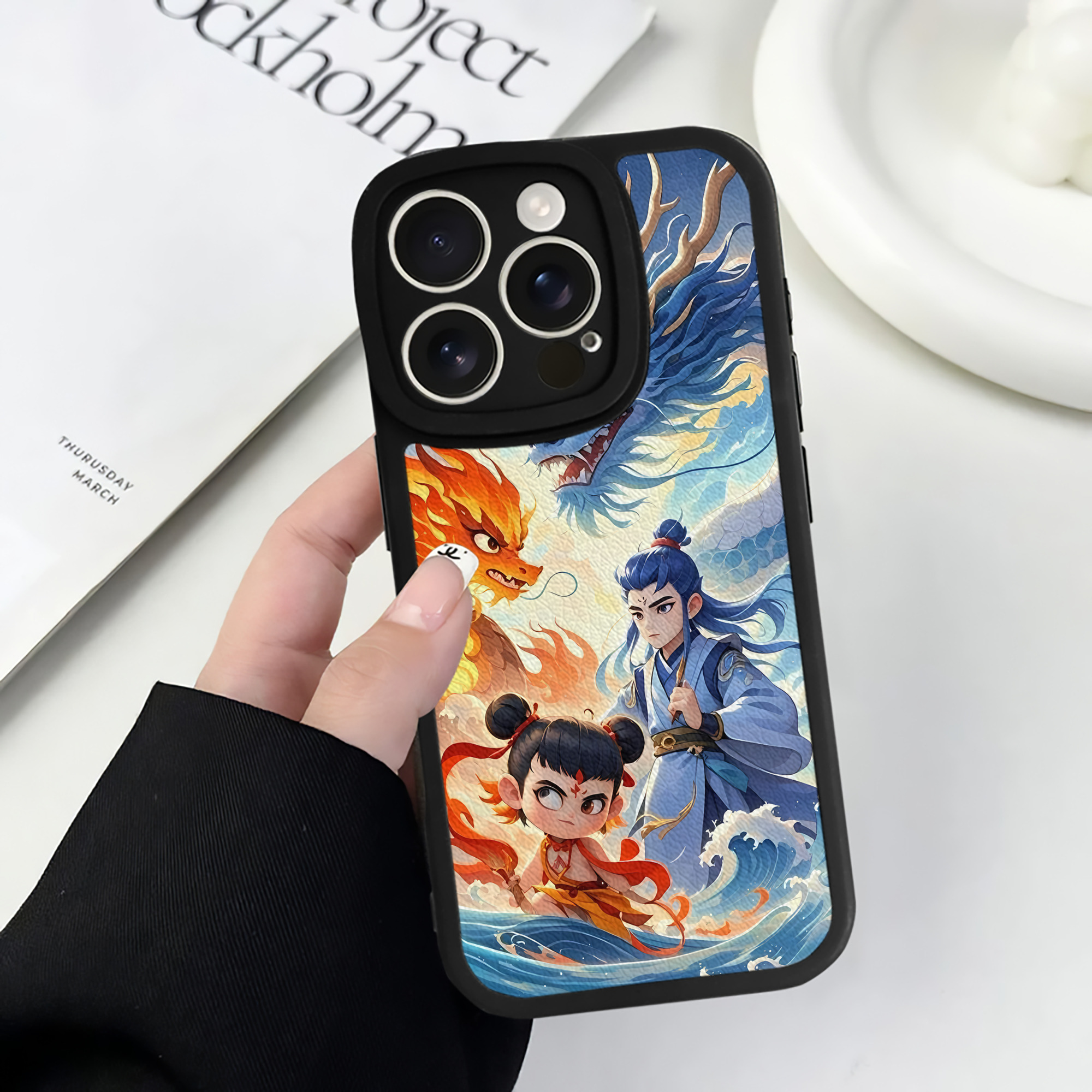 （画像用） Ne Zha 2 ナタ 魔童の大暴れ 【iPhone 16シリーズ対応】シリコンスマホケース（レザー調） 材質：シリコン